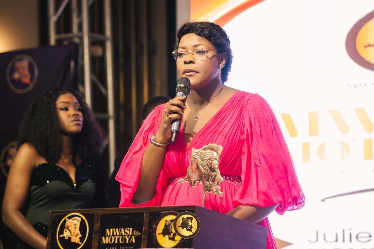 Article de presse : Kinshasa : Julie Nsuele Manika sacrée “Mwasi ya Motuya 2026” dans la catégorie femme et communication pour son impact social et son engagement dans le leadership féminin